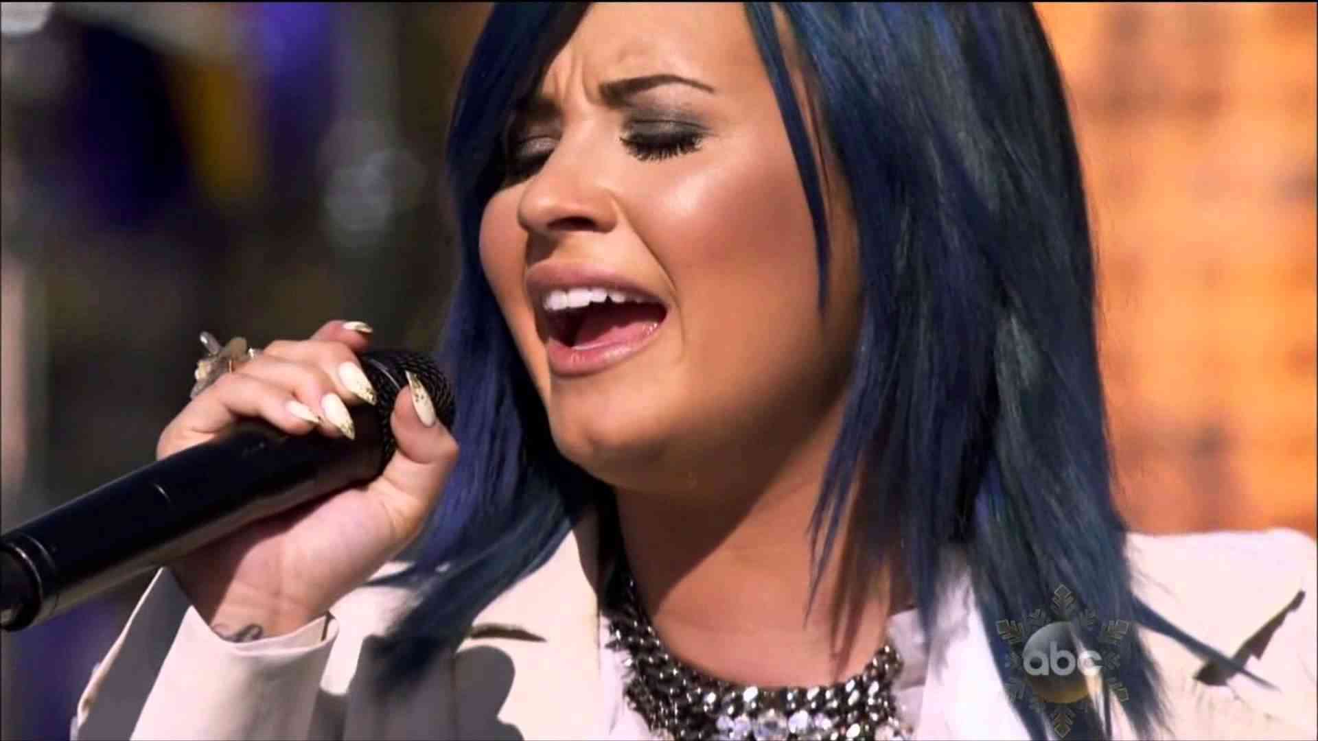 Demi Lovato - Let It Go - Live @ Disney Park Christmas Day Parade 2013 - YouTube