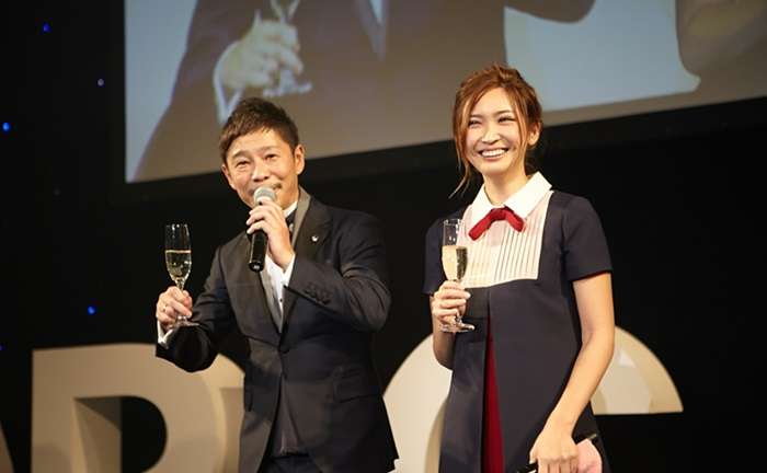 紗栄子、シューズ以外身につけず…リーボックとコラボで美ボディー披露