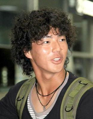 パーマスタイルの似合うイケメン