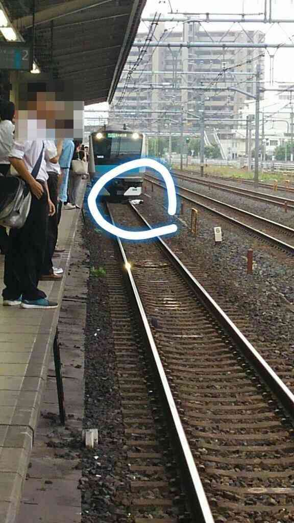 京浜東北線蕨駅の線路で寝たり座ったりする人が現れ、JRが一時壊滅状態に 