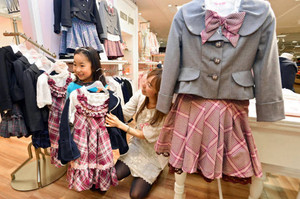 小学生女児の卒業式＆入学式服にAKB風が大ヒット！「太ももを露出する制服ファッションは女の子をかわいく見せる究極の姿」