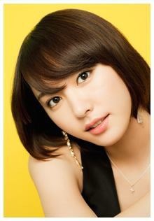 新垣結衣、最旬“オールホワイト”で色白美脚披露　透明美肌の秘訣を語る