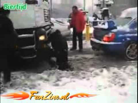 【驚愕】インプレッサが雪でスタックしている大型トレーラーを牽引！ - YouTube