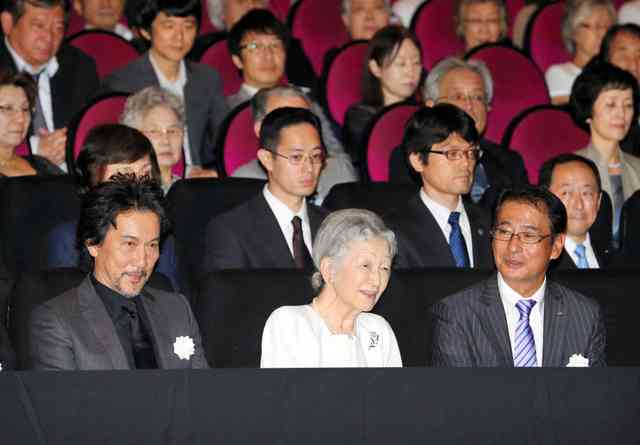 皇太子さまご夫妻と愛子さま、岡田准一とともに「エヴェレスト」チャリティ試写へ