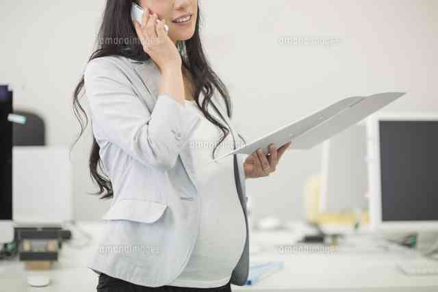 立ち仕事をしている妊婦さん