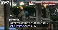 ハトに餌の男性、市職員への水かけで任意聴取
