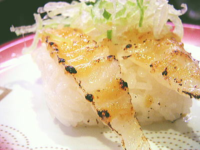 お寿司屋で一番最初に食べるものは？