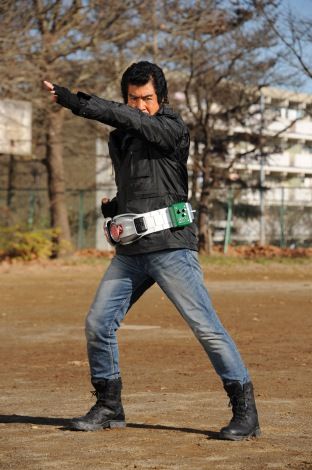 70歳・藤岡弘、45年ぶり“マスクオフ”で仮面ライダースーツ姿披露