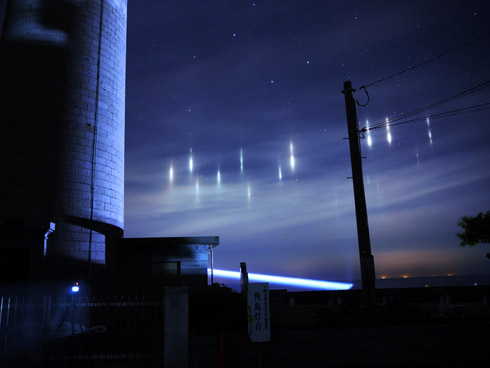 下関で夜空に無数の「光の柱」が出現
