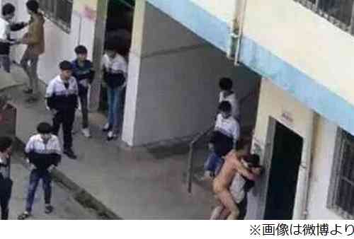 【閲覧注意】裸の教師が学校内で女子襲う、現場写真がネットで公開され市民震撼(中国)