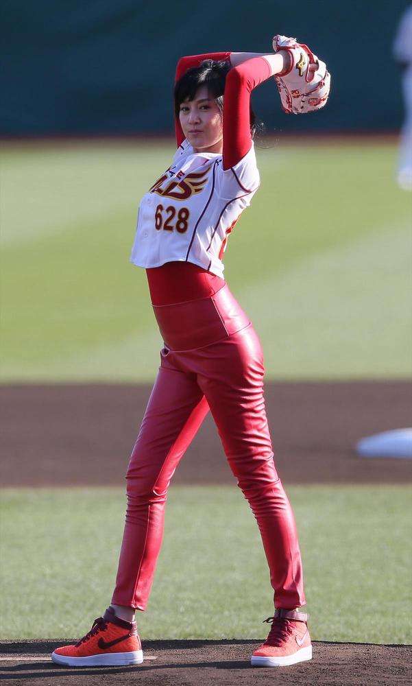 藤原紀香「東北に思いを」真っ赤なパンツで始球式