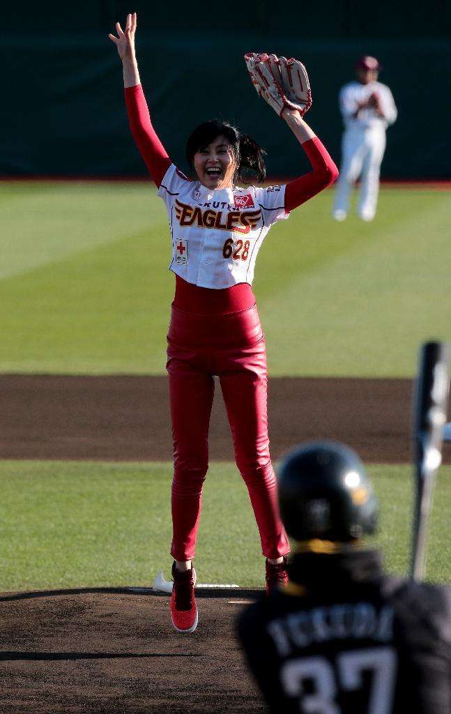 藤原紀香「東北に思いを」真っ赤なパンツで始球式