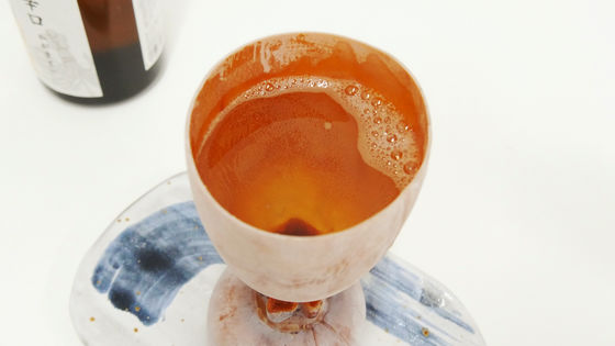 いかの干物にアツアツの酒を入れて飲んだ後に食べてしまう「イカグラス」