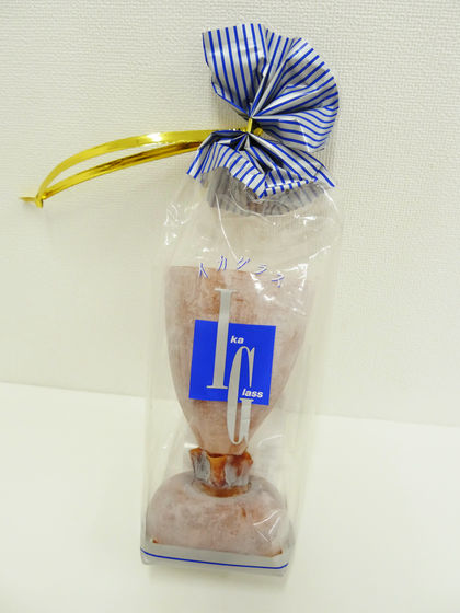 いかの干物にアツアツの酒を入れて飲んだ後に食べてしまう「イカグラス」