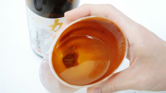 いかの干物にアツアツの酒を入れて飲んだ後に食べてしまう「イカグラス」