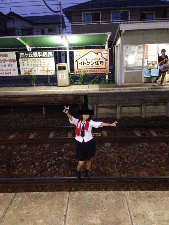 【バカッター】女子高生が線路に侵入して記念撮影→炎上