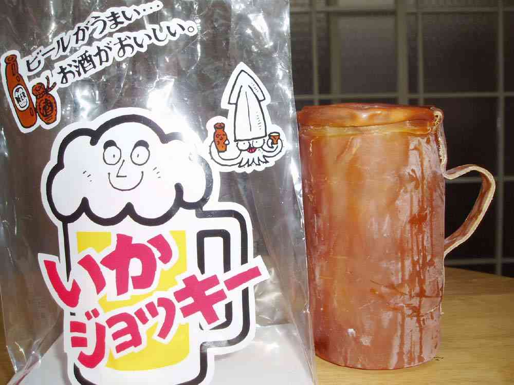 いかの干物にアツアツの酒を入れて飲んだ後に食べてしまう「イカグラス」