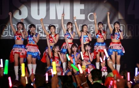 モー娘。のＮＹ公演、鈴木香音の登場に大歓声ｗｗｗ「アメリカンサイズの体型が受けてるんじゃないかな？」　