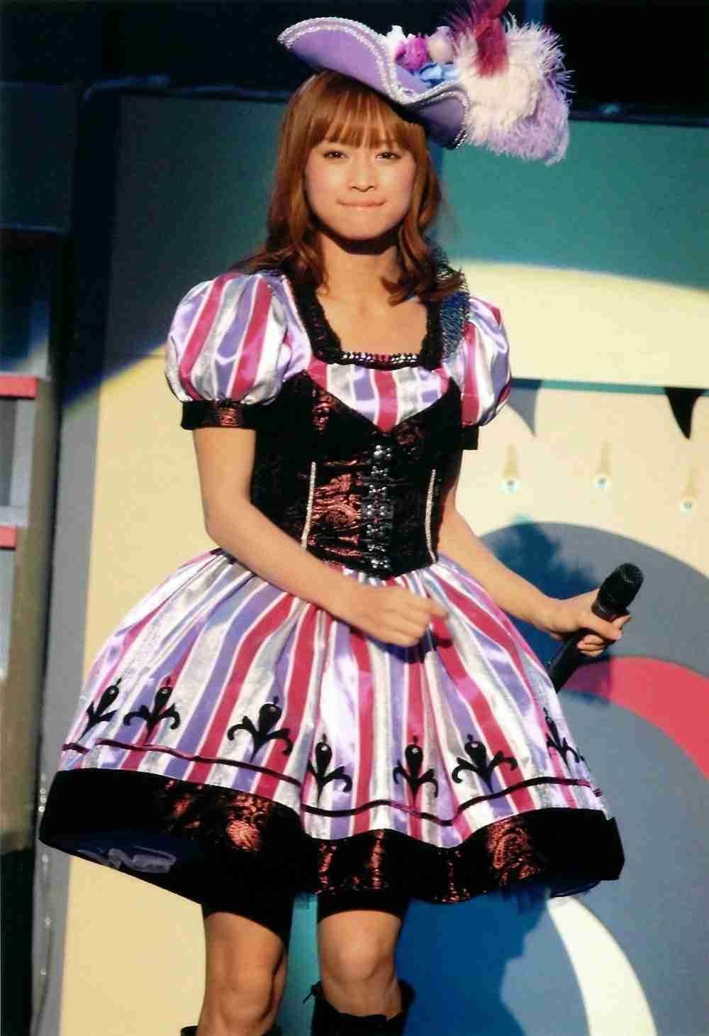 女性アイドル、歌手の可愛い衣装を貼るトピ