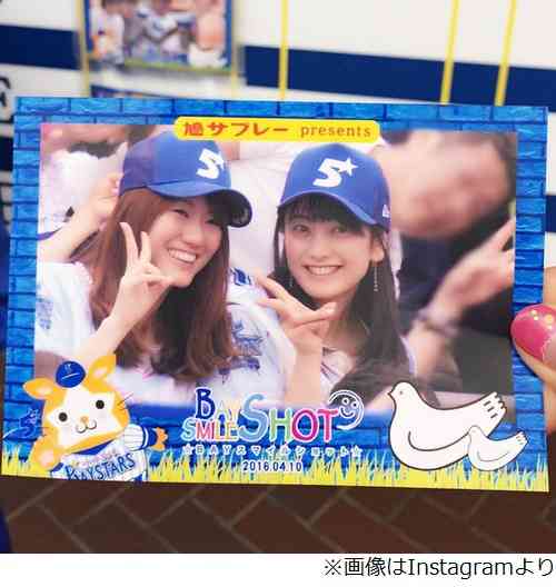 脊山麻理子が野球観戦で大型ビジョンに、BAYスマイルショットに選ばれる