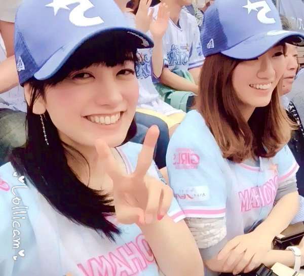 脊山麻理子が野球観戦で大型ビジョンに、BAYスマイルショットに選ばれる