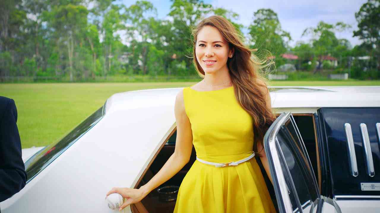 道端ジェシカ、黄色いドレス＆ヒール　野球グラウンドでウオーキング　「ランドリン」新CM - YouTube