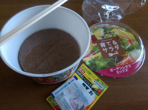 野菜食べようと思ったら「土が入ってた」 ファミマ「育てるサラダ」に「まぎらわしい」の声殺到