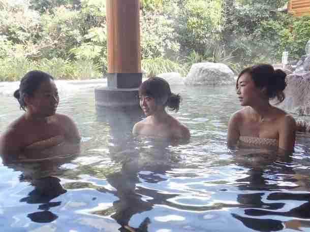 「旅ずきんちゃん」でAKB48・峯岸みなみが噂のボディを大胆披露、元パイレーツ・浅田好未の最新“だっちゅーの”も