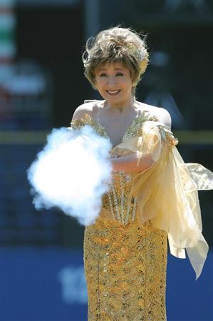 小林幸子　超始球式でバズーカぶっ放し「999キロ」