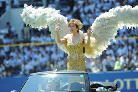 小林幸子　超始球式でバズーカぶっ放し「999キロ」