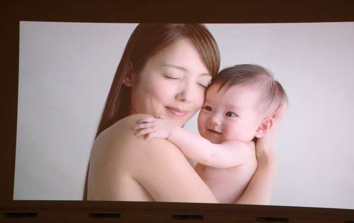 中山エミリ、6か月の長女とヌード共演「親子3人の記念の合作になりました」