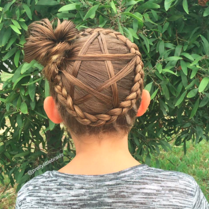 娘の「ヘアアレンジ」に本気を出したママ。アートのレベルに到達！