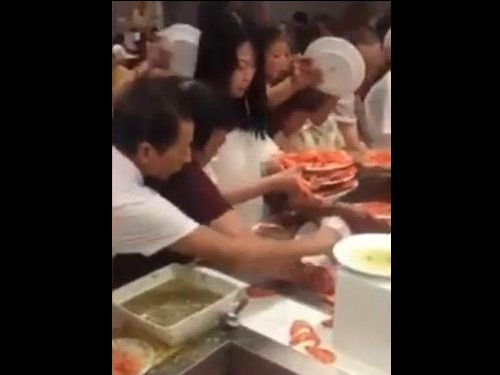 タイのビュッフェで食い散らかす中国人観光客にタイ人激怒…世界中から批判を浴びる:らばQ