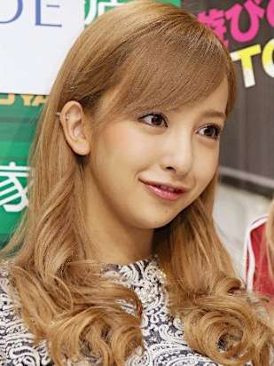 板野友美、「大赤字アイドル」へ!?　主演ホラー映画＆10周年フォトブックが相次いで大爆死