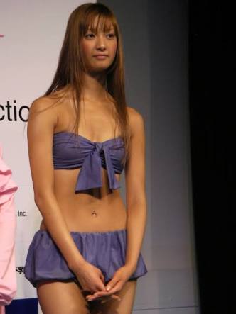 菜々緒の胸元&くびれ全開ビキニショットが美しすぎると話題に「美の塊」「スタイル良すぎ!」