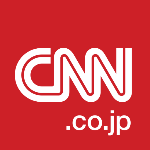 米海兵隊犬が勲章を受章する様子を見る