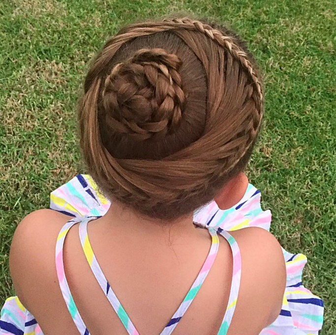 娘の「ヘアアレンジ」に本気を出したママ。アートのレベルに到達！