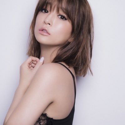 浜崎あゆみ、キャミ1枚のグラマラスボディに視線集中