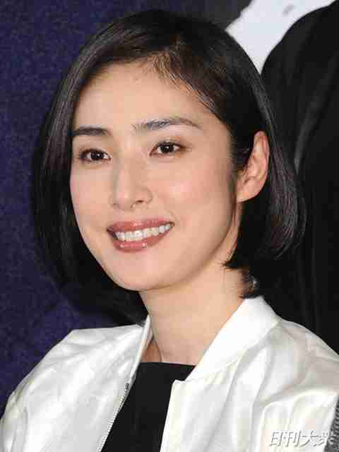 石田ゆり子に天海祐希「結婚しない」アラフィフ美女優たちの恋愛事情