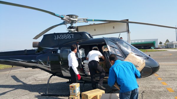【熊本地震】「高須ヘリ離陸なう」高須克弥院長がツイッター発信　ヘリで支援物資をボランティア輸送