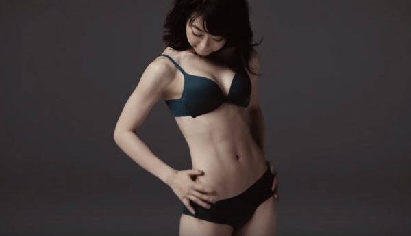 「旅ずきんちゃん」でAKB48・峯岸みなみが噂のボディを大胆披露、元パイレーツ・浅田好未の最新“だっちゅーの”も