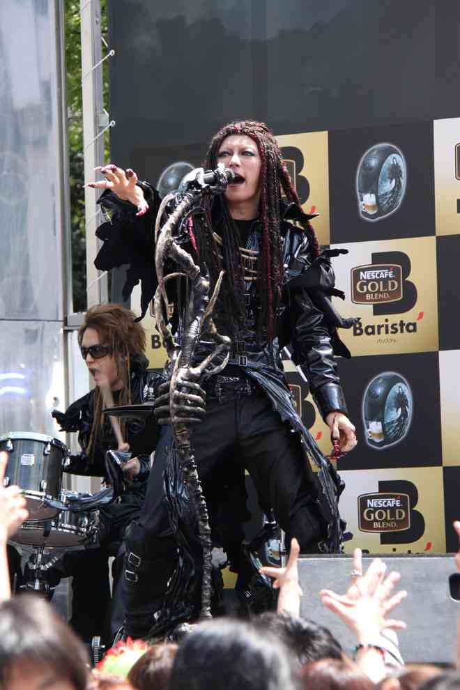 GACKT、新宿でゲリラライブ開催。『バリスタ GACKTモデル』売上全額を被災地へ寄付