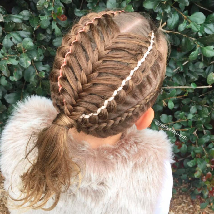 娘の「ヘアアレンジ」に本気を出したママ。アートのレベルに到達！