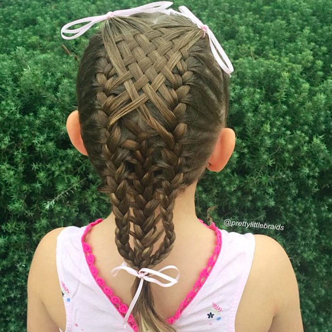 娘の「ヘアアレンジ」に本気を出したママ。アートのレベルに到達！