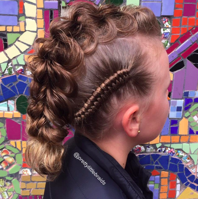 娘の「ヘアアレンジ」に本気を出したママ。アートのレベルに到達！