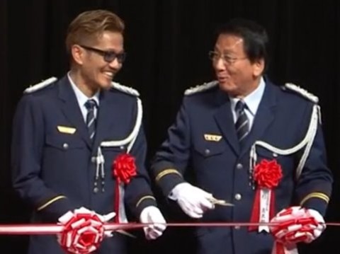 ATSUSHI、初のテープカットで失態 - 動画 - Yahoo!映像トピックス