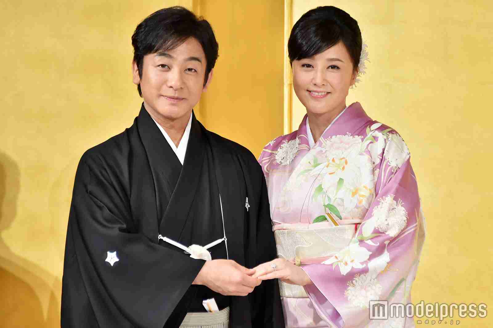 藤原紀香、結婚会見に記者苦笑い!「愛之助とテンション違いすぎ」「指輪を見せてすごいドヤ顔」