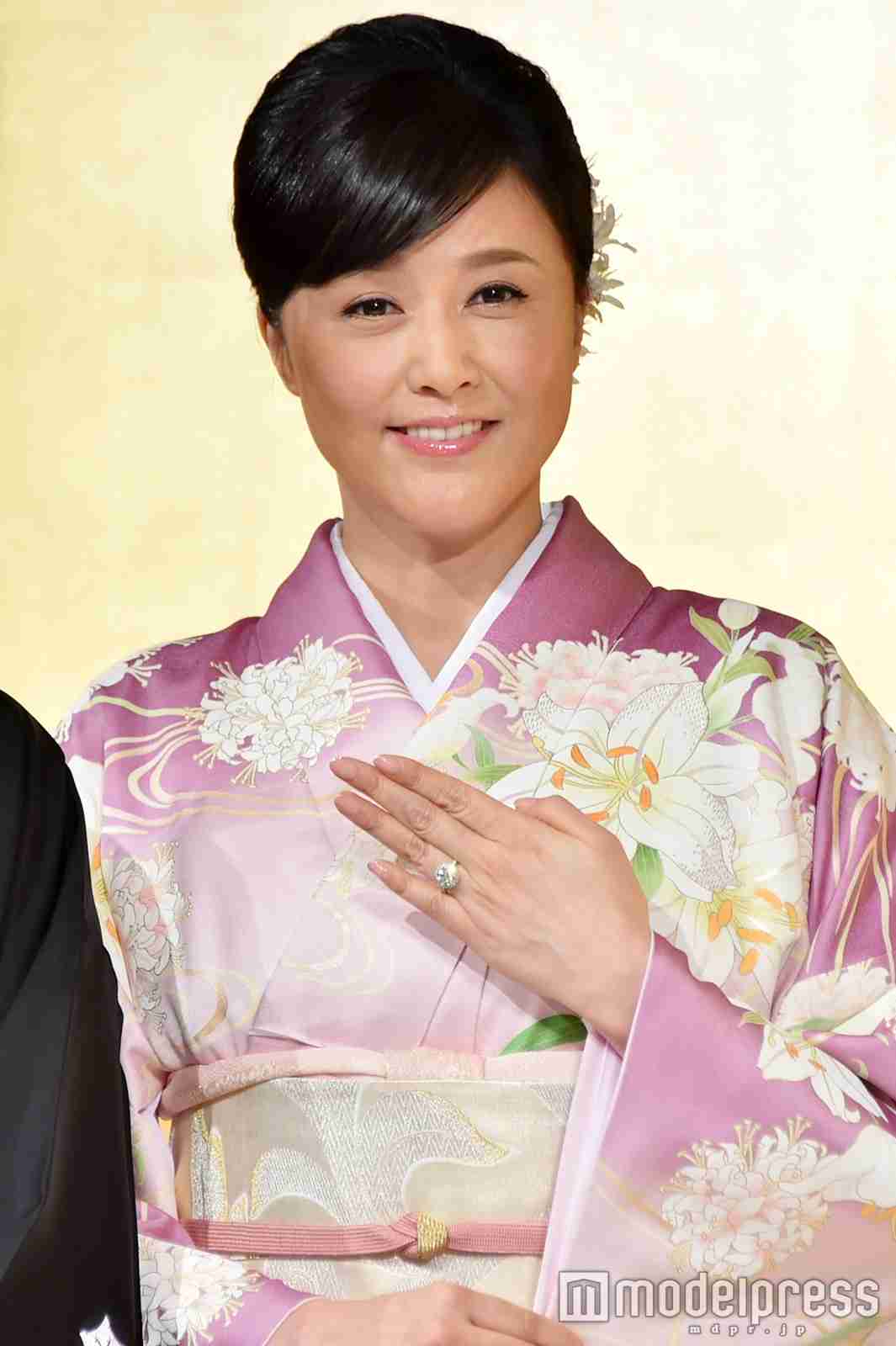 藤原紀香、結婚会見に記者苦笑い!「愛之助とテンション違いすぎ」「指輪を見せてすごいドヤ顔」