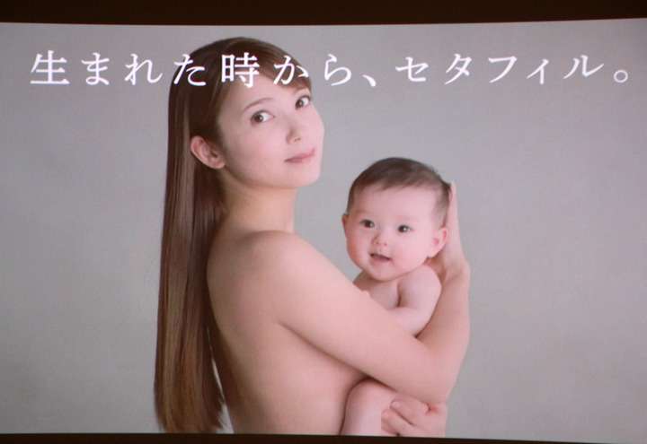 中山エミリ、6か月の長女とヌード共演「親子3人の記念の合作になりました」