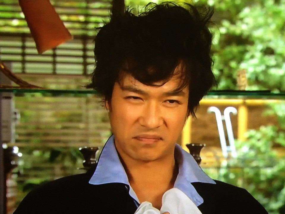 怒っている芸能人の画像